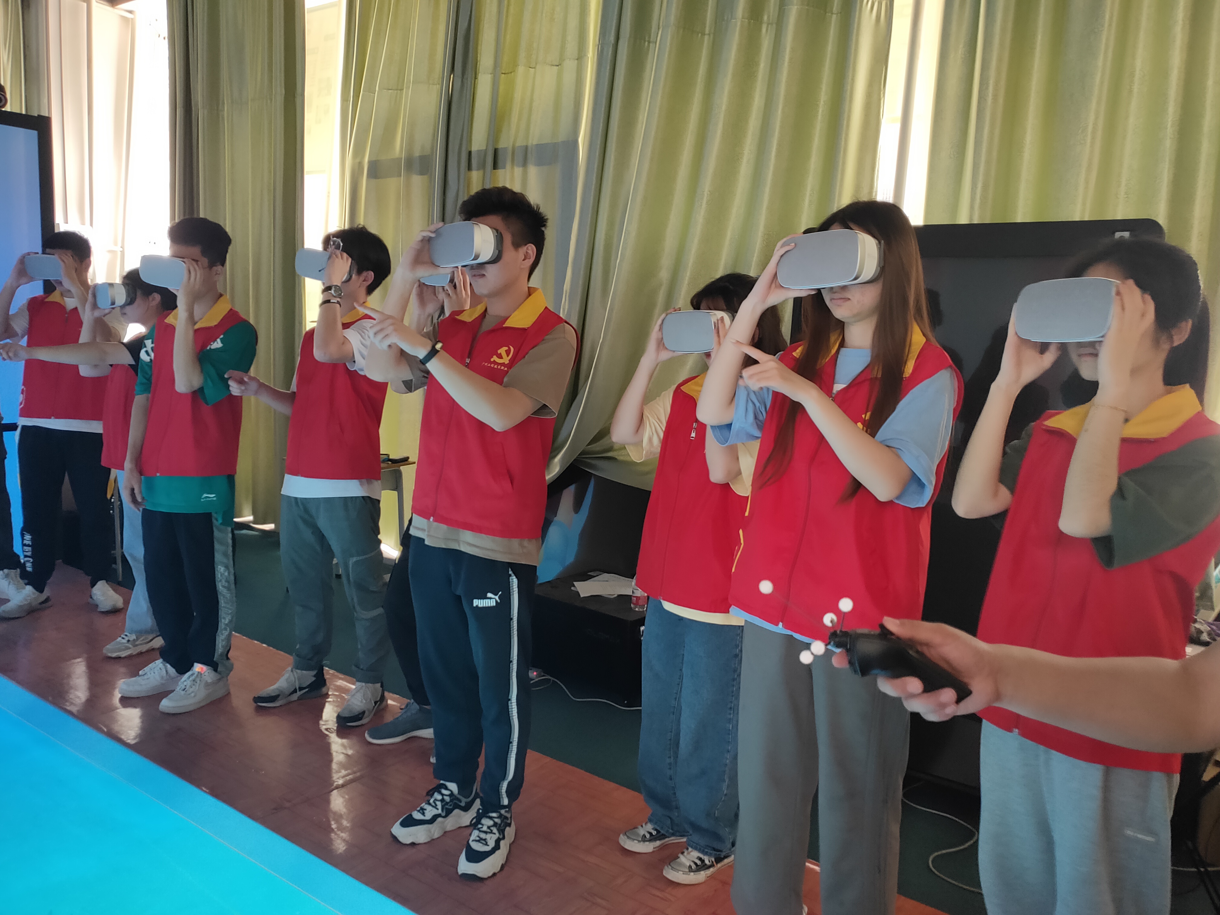 VR沉浸式體驗 &nbsp;讓黨史教育“活起來