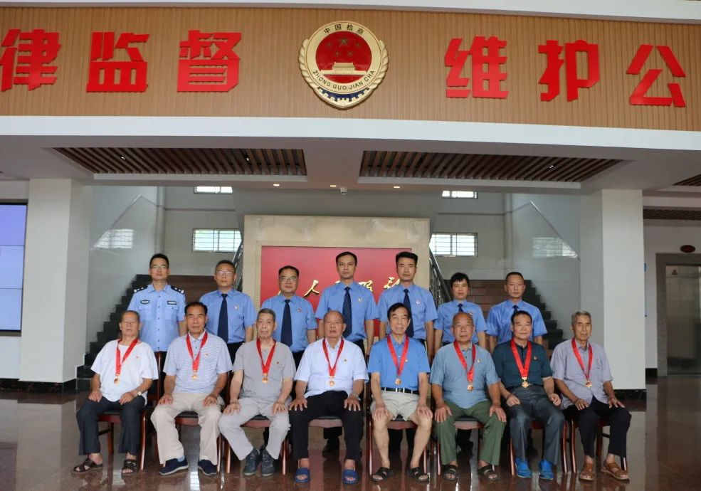 黨史學習教育│陸川縣檢察院黨員活動中心揭牌儀式暨“光榮在黨50年”紀念章頒發儀式