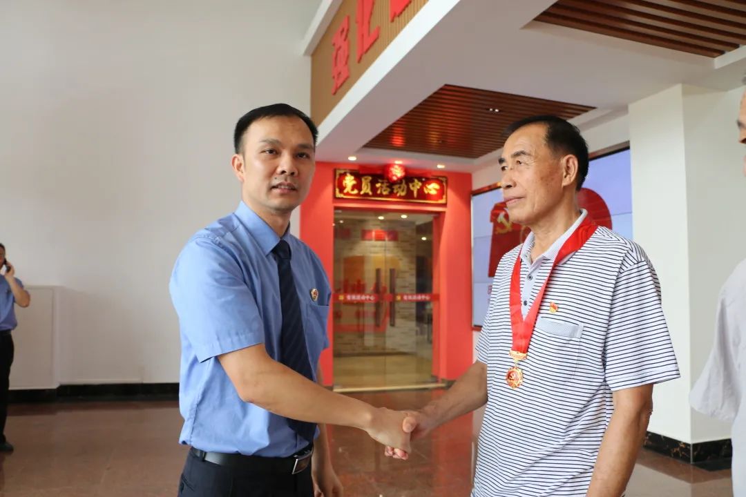 黨史學習教育│陸川縣檢察院黨員活動中心揭牌儀式暨“光榮在黨50年”紀念章頒發儀式