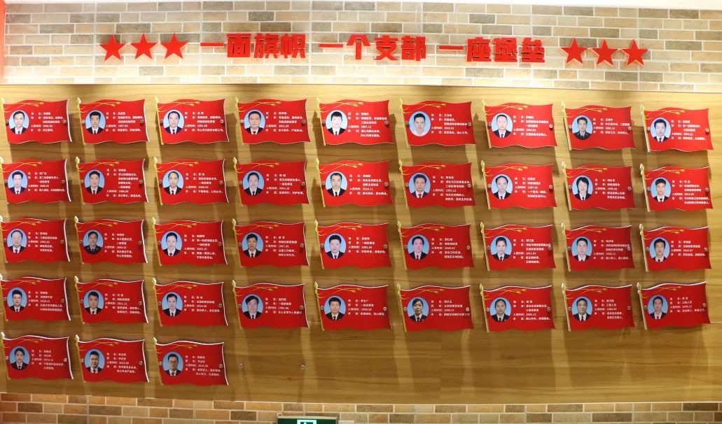 黨史學習教育│陸川縣檢察院黨員活動中心揭牌儀式暨“光榮在黨50年”紀念章頒發儀式